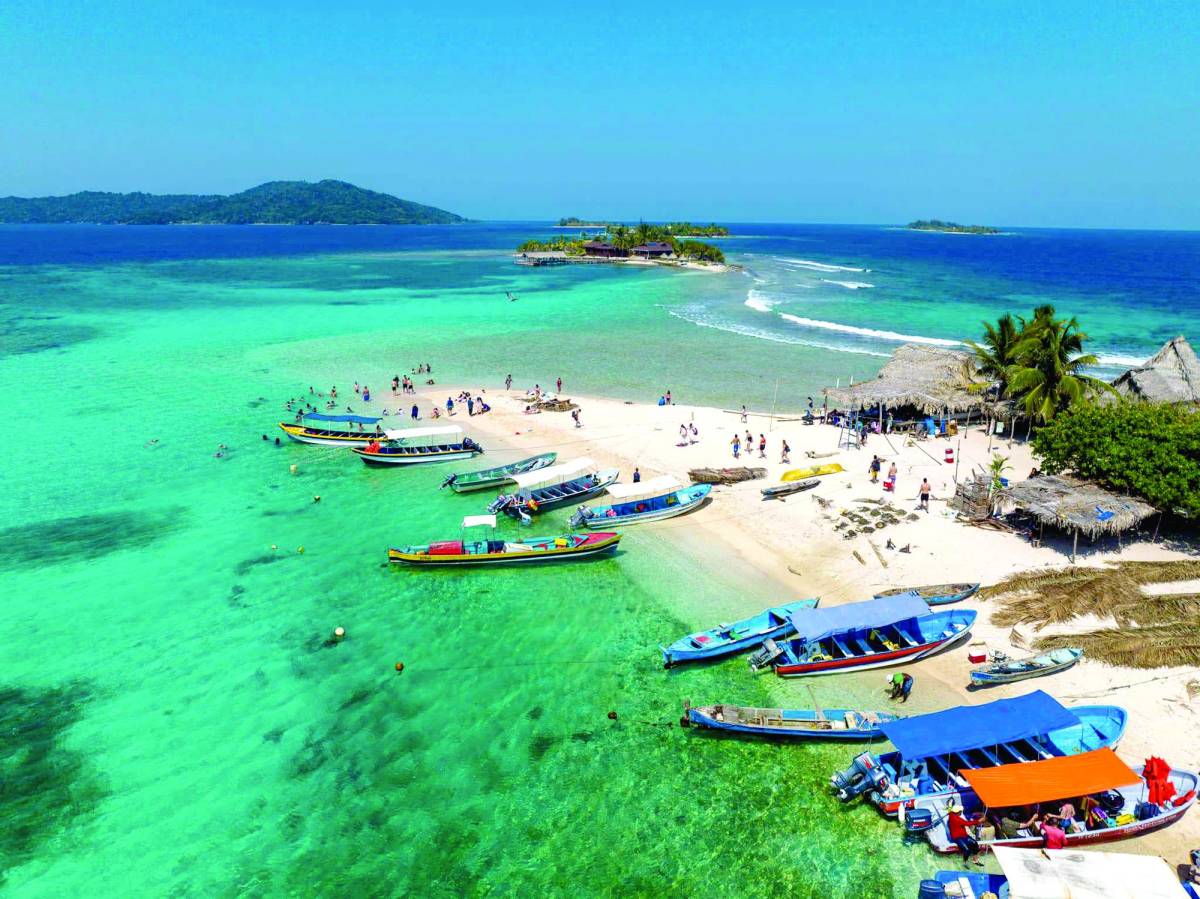 En este momento estás viendo Cayos Cochinos Honduras: Guía Completa del Paraíso Caribeño